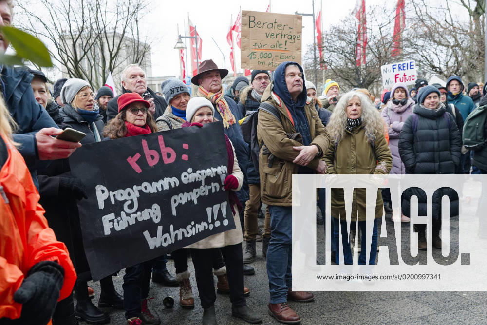 Ganztägiger Warnstreik beim rbb 2023-01-27, Deutschland, Berlin - Ganztätiger Warnstreik beim krisengeschüttelten Rundfunk Berlin-Brandenburg rbb: Wegen ihrer Auffassung nach völlig unzureichender Honorar- und Gehaltsangebote in der laufenden Tarifrunde erhöhen die Mediengewerkschaften dju in Ver.di und Deutscher Journalisten Verband (DJV) den Druck. Hier Streikende rbb-Medienschaffende vor dem Fernsehzentrum am Haus des Rundfunks in Berlin.