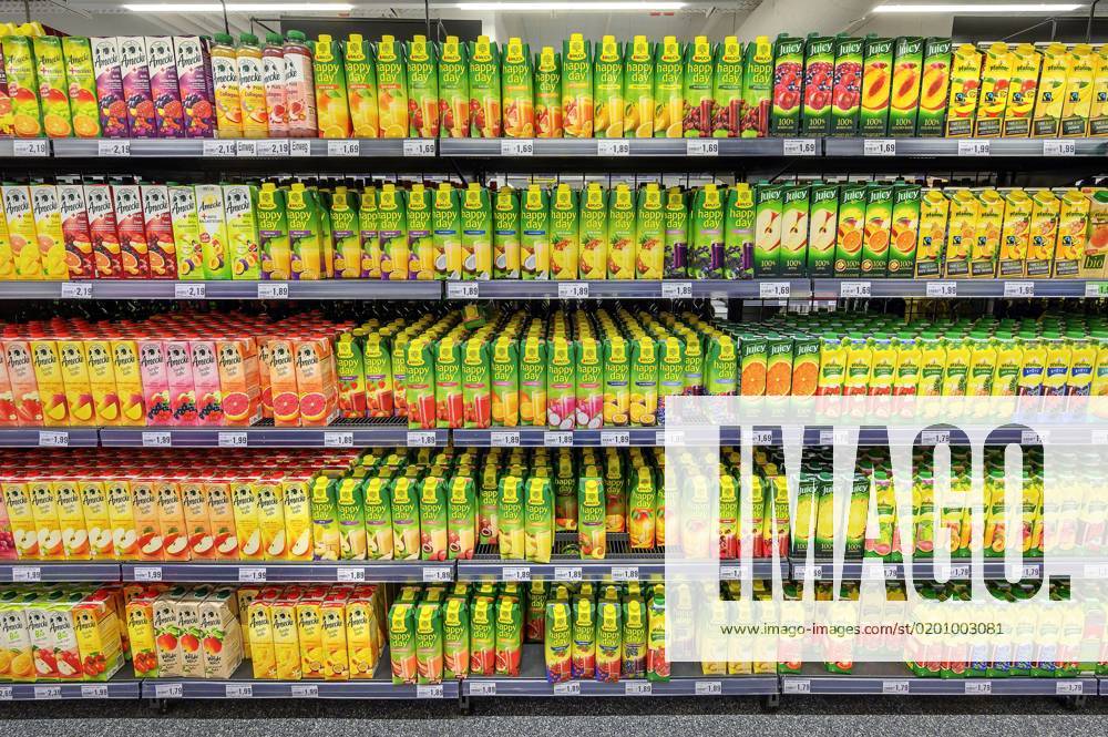 Regale mit Fruchtsäften und Getränken im Großmarkt, Bayern, Deutschland, Europa