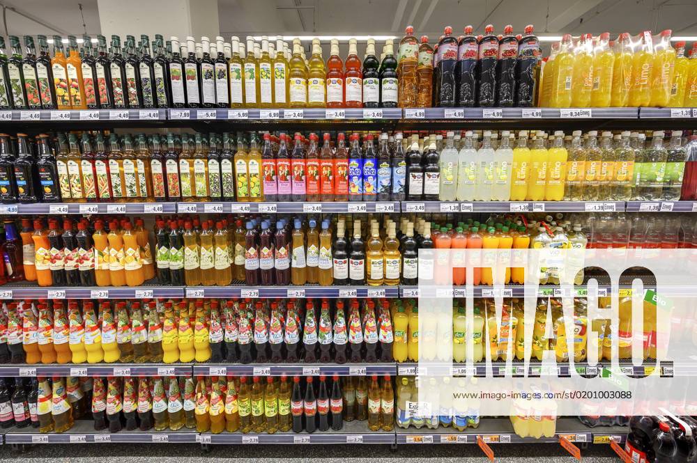 Regale mit Fruchtsäften und Getränken im Großmarkt, Bayern, Deutschland, Europa