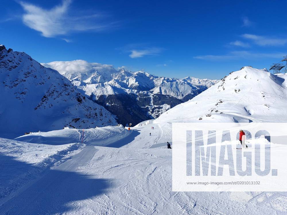 Verbier, Wallis Themenbild - Skifahren, Skifahrer auf Skipisten in der Alpenregion Verbier, 4 Vallees, Wallis, Schweiz, Alpengletscher Themenbild - Skifahren, Skifahrer auf Skipisten in der Alpenregion Verbier, 4 Vallees, Wallis, Schweiz, Alpengletscher Skifahren, Alpinski auf breiten Skipisten, Skiabfahrten im Gletschergebiet Mont Fort, Val de Bagnes, Verbier im Winter. Auf dem Bild Skifahrer, weisse Berge Gondeln der Bergbahn mit Weitblick in die Alpenregion. Im Hintergrund Alpengletscher und das Matterhorn und den Grand Combin, Glacier du Petit Mont For, Gletscher, Tortin Valais, Symbolbild, Themenbild, Featurebild