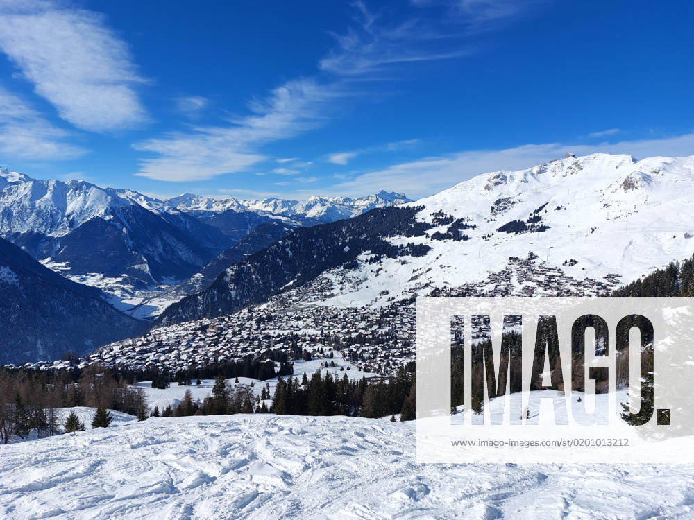 Verbier, Wallis Themenbild - Skifahren, Skifahrer auf Skipisten in der Alpenregion Verbier, 4 Vallees, Wallis, Schweiz, Alpengletscher Themenbild - Skifahren, Skifahrer auf Skipisten in der Alpenregion Verbier, 4 Vallees, Wallis, Schweiz, Alpengletscher Skifahren, Alpinski auf breiten Skipisten, Skiabfahrten im Gletschergebiet Mont Fort, Val de Bagnes, Verbier im Winter. Auf dem Bild Skifahrer, weisse Berge Gondeln der Bergbahn mit Weitblick in die Alpenregion. Im Hintergrund Alpengletscher und das Matterhorn und den Grand Combin, Glacier du Petit Mont For, Gletscher, Tortin Valais, Symbolbild, Themenbild, Featurebild