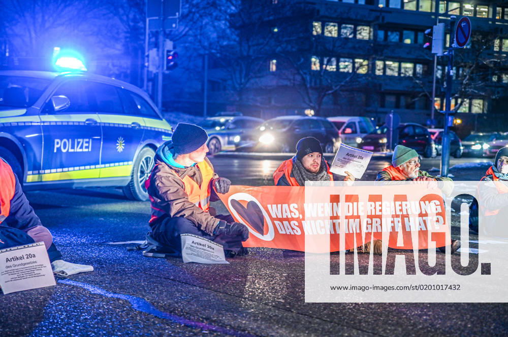 Straßenblockade der Â«Aufstand der letzten GenerationÂ» in Aale, 19.01.2023, Baden-Württemberg, Aalen: Sechs Klimaaktivisten der Gruppe Â«Aufstand der letzten GenerationÂ» blockieren die Julius-Bausch-Straße in Aalen. Die Gruppe Â«Aufstand der letzten GenerationÂ» blockiert seit Monaten deutschlandweit immer wieder Straßen und Autobahnen. Sie fordert ein Gesetz gegen Lebensmittelverschwendung und eine Agrarwende, um Treibhausgase zu mindern. Foto: onw-images Marius Bulling Aalen Baden-Württemberg Deutschland Aalen
