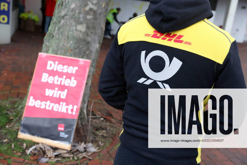 Warnstreiks bei der Post gehen weiter DEU, Deutschland, Hamburg: Streikende Mitarbeiter der Post stehen vor einer Niederlassung der Deutschen Post AG in Hamburg-Altona. Zuvor waren bei der zweiten Tarifverhandlungsrunde für die rund 160.000 Tarifbeschäftigten der Deutschen Post AG Arbeitgeber und ver.di ohne Ergebnis auseinandergegangen. Im Tarifkonflikt mit der Deutschen Post AG ruft die Vereinte Dienstleistungsgewerkschaft (ver.di) für Freitag (27.01) und Samstag (28.01) erneut zu Warnstreiks auf. Hamburg Hamburg Deutschland