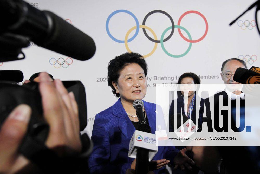 (150609) -- LAUSANNE, June 9, 2015 -- China s Vice Premier Liu Yandong (C) addresses to the media after the briefing for International Olympic Committee (IOC) members by the 2022 Winter Olympic Games Olympische Spiele Olympia OS candidate city of Beijing at the IOC Museum in Lausanne, Switzerland, on June 9, 2015. ) (SP)SWITZERLAND-LAUSANNE-2022 WINTER OLYMPICS ZhouxLei