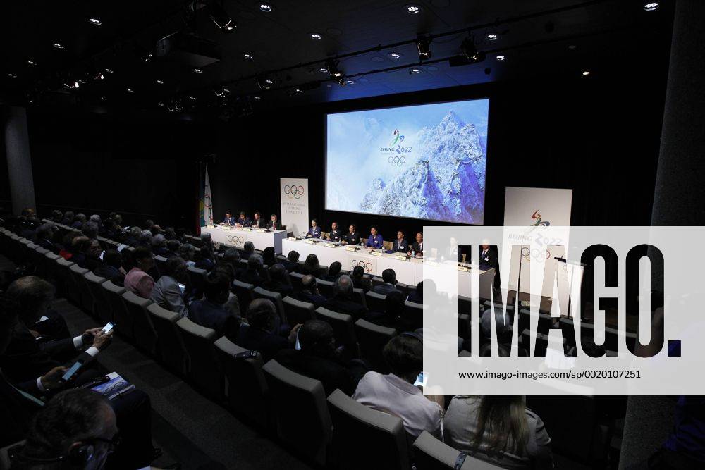 (150609) -- LAUSANNE, June 9, 2015 -- A general view shows the China Beijing 2022 Winter Olympics bid delegation groups at the presentation of Beijing Candidate City s bid for the 2022 Winter Olympic Games Olympische Spiele Olympia OS at the IOC Museum in Lausanne, Switzerland, on June 9, 2015. ) (SP)SWITZERLAND-LAUSANNE-2022 WINTER OLYMPICS ZhouxLei
