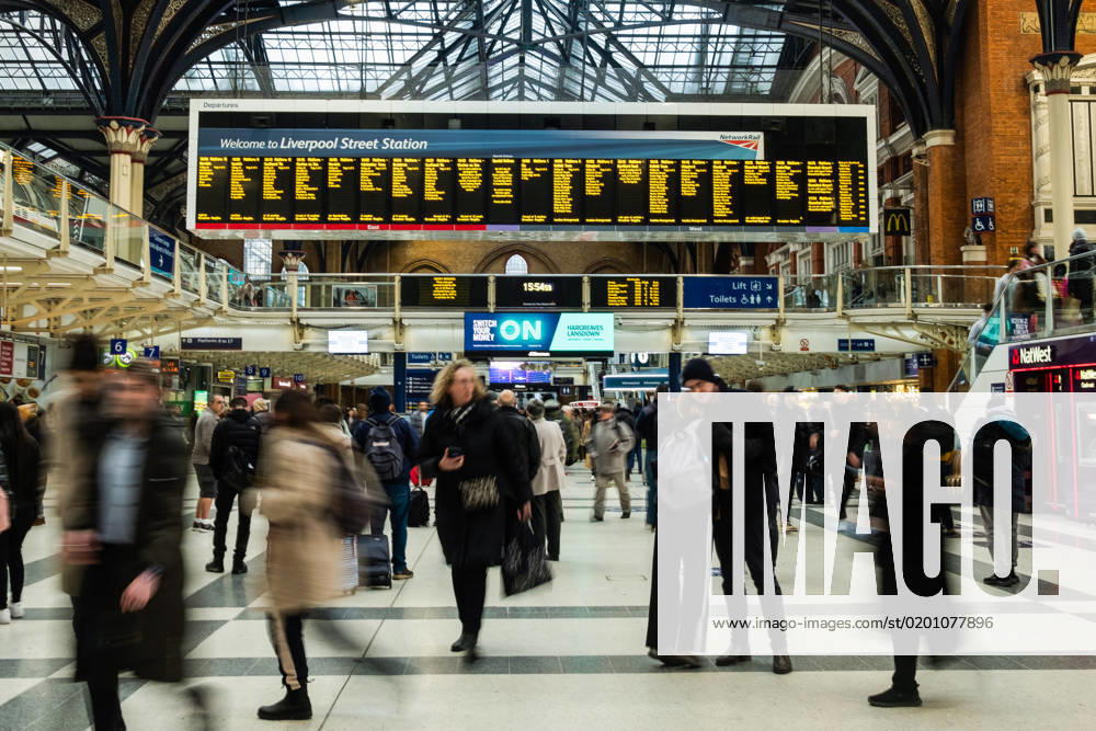 People seen at Liverpool Street train station during rush hour. London United Kingdom - ZUMAs197 20230127_zaa_s197_343