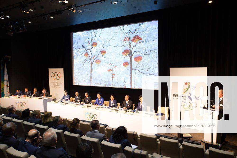 (Xinhua) -- A general view shows the China Beijing 2022 Winter Olympics bid delegation groups at the presentation of Beijing Candidate City s bid for the 2022 Winter Olympic Games Olympische Spiele Olympia OS at the IOC Museum in Lausanne, Switzerland, on June 9, 2015. (Xinhua Xu Jinquan)