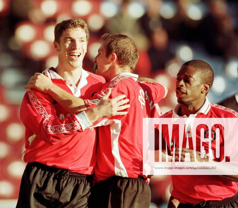 Andy Hunt (li.) umarmt jubelnd John Robinson (alle Charlton) Fußball Herren English First Division 1999 2000, 2. Englische Liga, Huddersfield - Charlton Athletic FC 1:2; Gruppe Sir Alfred McAlpine Stadium, 1 st, 1st, 1. Huddersfield Freude,