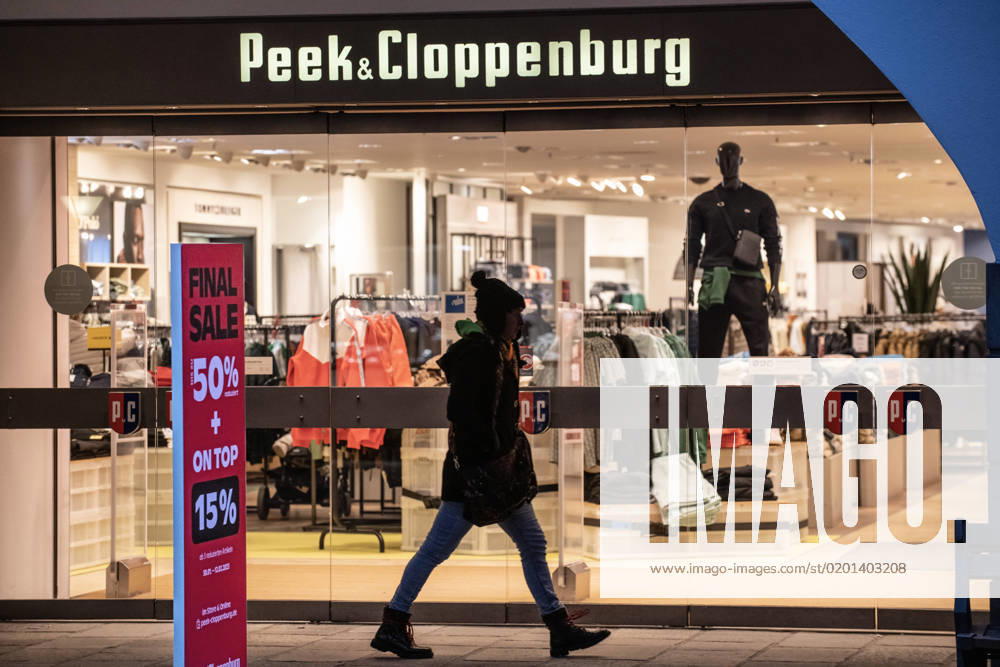 Filiale von Peek und Cloppenburg, Max-Josefs-Platz, Rosenheim, 31. Januar 2023 Deutschland, Rosenheim, 31. Januar 2023, Filiale von Modehändler Peek und Cloppenburg am Max-Josefs-Platz, in der historischen Altstadt, Eingang, Sale, Textil-Einzelhandelskette, Passantin, Geschäft, Winter, Januar 2023,, Bayern, bayerisch, Aussenaufnahme, Querformat,