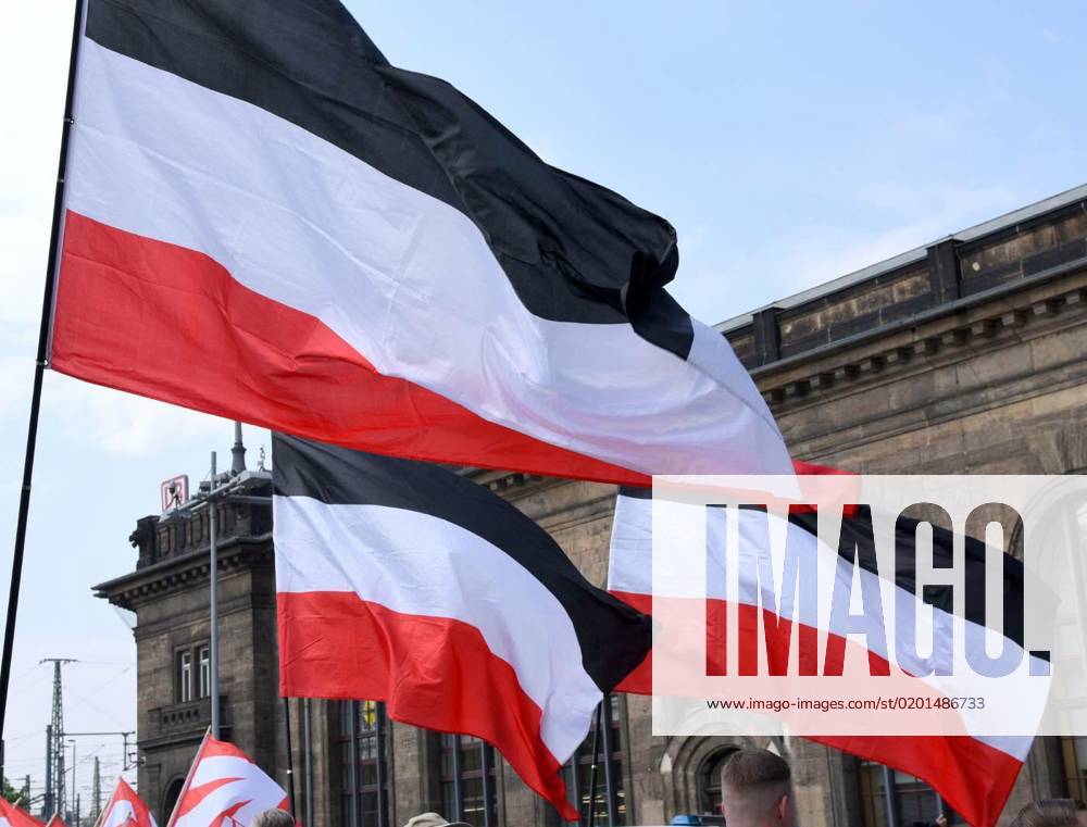 Im Wind wehende Fahnen der rechtsextremen NPD, Im Wind wehende Fahnen der rechtsextremen NPD, Im Wind wehende Fahnen der rechtsextremen NPD, 04.01.2023,