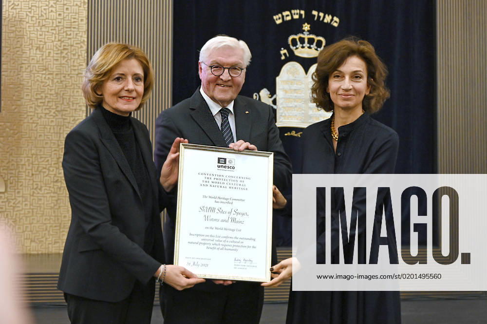 (V.l.n.r.) Die rheinland-pfaelzische Ministerpraesidentin Malu Dreyer, Bundespraesident Frank-Walter Steinmeier und UNESCO-Generaldirektorin Audrey Azoulay mit Urkunde am 01.02.2023 waehrend des Festakts und der Uebergabe der UNESCO-Welterbe-Urkunde fuer die SchUM-Staetten Speyer, Worms und Mainz in der Neuen Synagoge in Mainz. Die Zeugnisse der mittelalterlichen juedischen Gemeinden in Mainz, Worms und Speyer sollen nach Ueberzeugung von Bundespraesident Frank-Walter Steinmeier kuenftig mehr Besucher aus aller Welt anziehen. Er wuensche sich, dass die sogenannten SchUM -Staetten zu einer Begegnungsstaette und einem lebendigen Symbol fuer ein friedliches Miteinander werden , sagte er in der Mainzer Synagoge. (Siehe epd-Meldung vom 01.02.2
