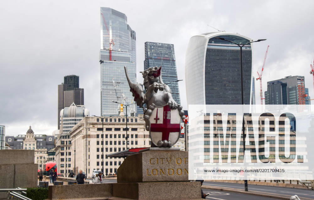 A general view of a dragon boundary mark and the City of London skyline, the capital s financial district, as the Bank of England raises UK interest rates to 4% London United Kingdom - ZUMAs197 20230202_zab_s197_050