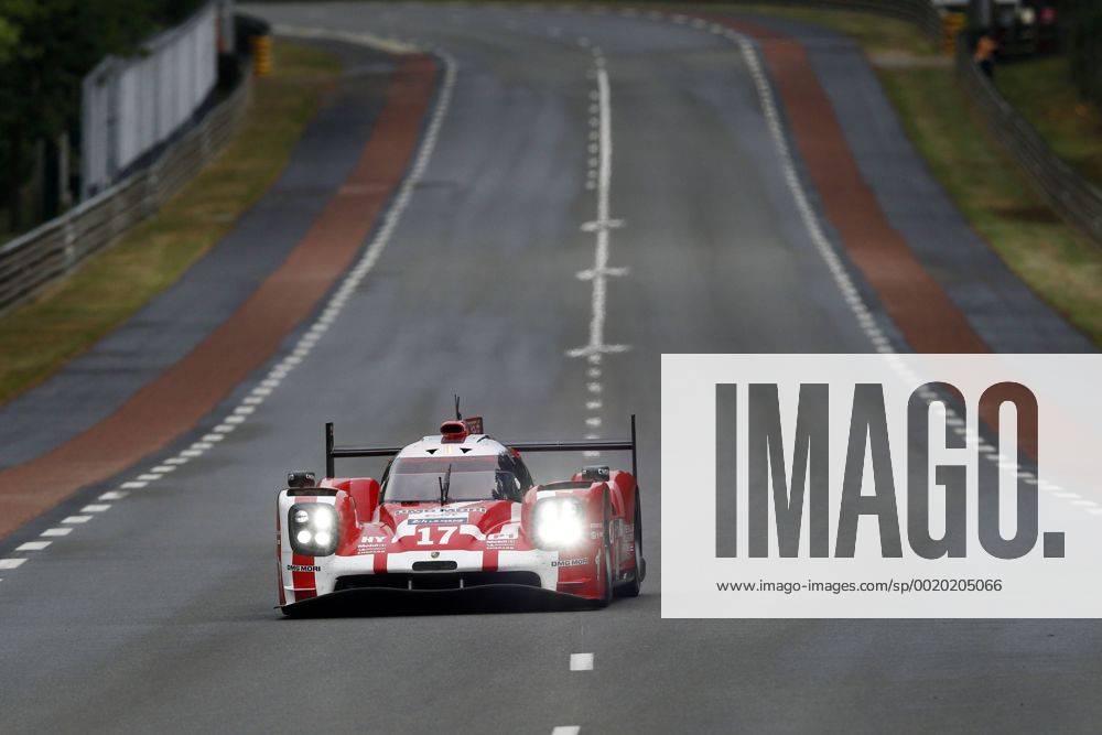 Motorsports: FIA WEC 2015: 24 Heures du Mans, Porsche 919 Hybrid, Porsche Team: Timo Bernhard, Mark Webber, Brendon Hartley ZWEIx
