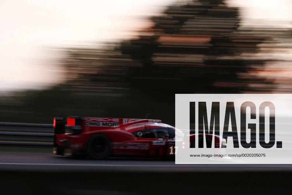 Motorsports: FIA WEC 2015: 24 Heures du Mans, Porsche 919 Hybrid, Porsche Team: Timo Bernhard, Mark Webber, Brendon Hartley ZWEIx