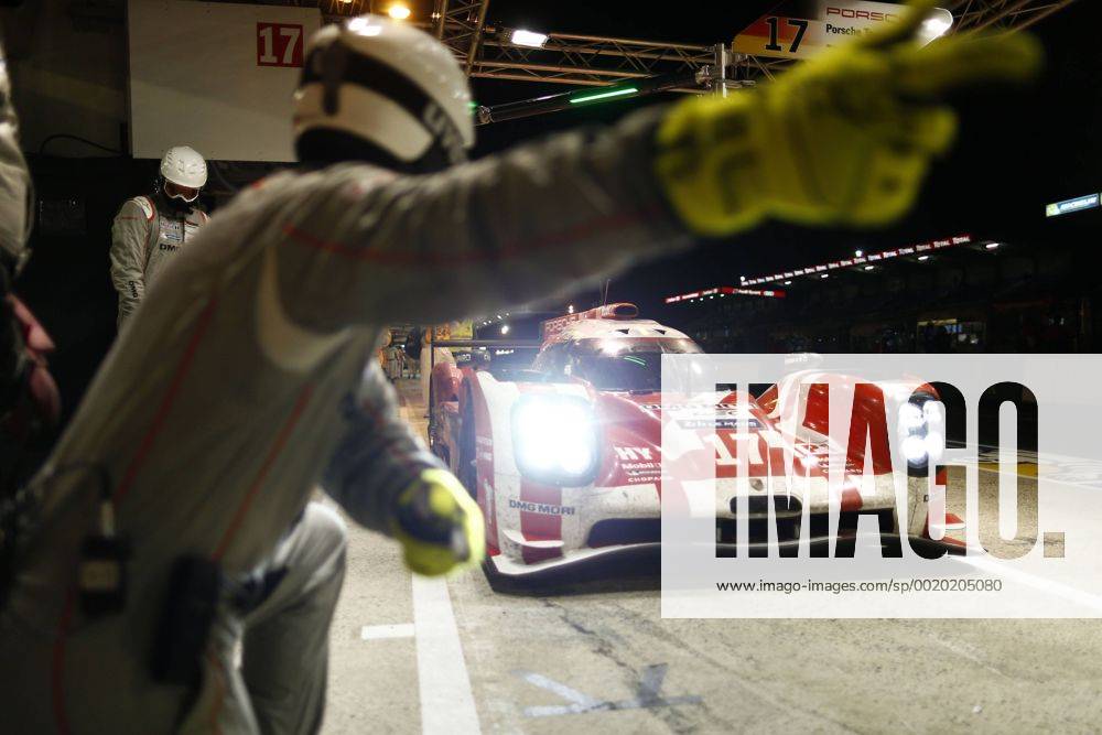 Motorsports: FIA WEC 2015: 24 Heures du Mans, Porsche 919 Hybrid, Porsche Team: Timo Bernhard, Mark Webber, Brendon Hartley ZWEIx