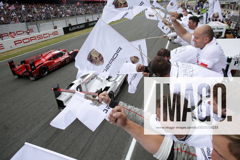 Motorsports: FIA WEC 2015: 24 Heures du Mans, Porsche 919 Hybrid, Porsche Team: Timo Bernhard, Mark Webber, Brendon Hartley Porsche 919 Hybrid, Porsche Team: Nico Huelkenberg, Earl Bamber, Nick Tandy Zieleinfahrt ZWEIx