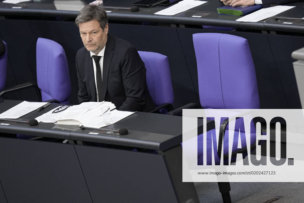 84. Plenarsitzung des Deutschen Bundestag Wirtschafts- und Klimaminister Robert Habeck (Gruene)traurig mit nachdenklichem Blick auf der Regierungsbank bei der 84. Sitzung des Deutschen Bundestag in Berlin Berlin Berlin Deutschland