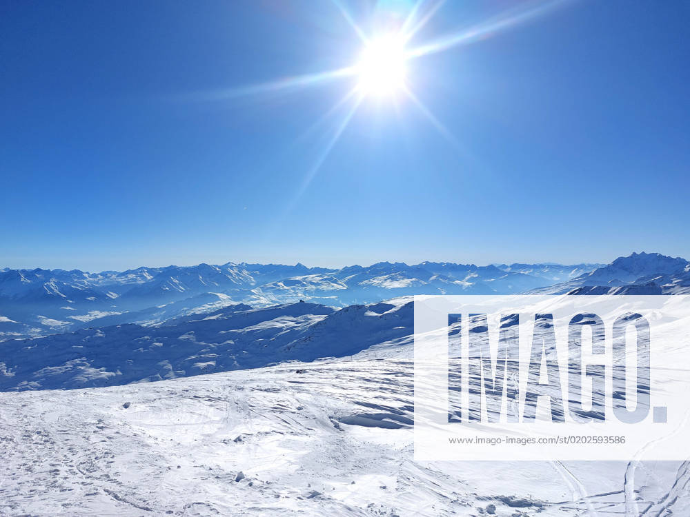 Flims, Laax Themenbild - Skifahren, Skifahrer auf Skipisten in der Alpenregion Flims, Laax im Kanton Graubünden, Schweiz, Alpengletscher, Gletscherskifahren Themenbild - Skifahren, Skifahrer auf Skipisten in der Alpenregion Flims, Laax im Kanton Graubünden, Schweiz, Alpengletscher, Gletscherskifahren Gletscherskilaufen, Skifahren, Alpinski auf breiten Skipisten, Skiabfahrten in Flims, Laax Gletscherskigebiet im Winter. Auf dem Bild Skifahrer, weisse Berge Gondeln der Bergbahn mit Weitblick in die Alpenregion. Im Hintergrund Alpengletscher Symbolbild, Themenbild, Featurebild