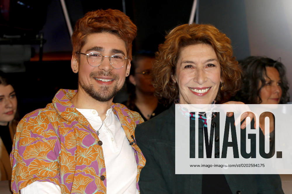 Julian Pajzs mit Mutter Adele Neuhauser bei der Aufzeichnung der NDR Talk Show im NDR Fernsehstudio Lokstedt. Hamburg