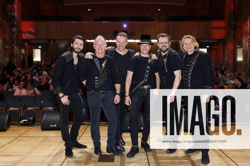 Gitarrist Edin Colic, Keyboarder Micki Schläger, Sänger Patrick Lück, Schlagzeuger Heiko Braun, Musiker Freddi Lubitz und Musiker Jens Streifling von der Band die Höhner beim Screening der 60-minütigen Langfassung der WDR-Dokumentation 50 Jahre Höhner - Von Köln in die Welt im WDR Funkhaus. Köln; 13.02.2023 NRW Deutschland
