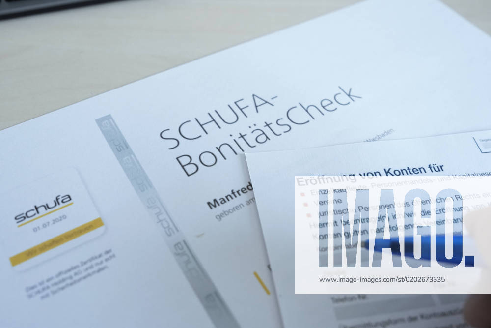 Symbolbild Schufa Eintrag und Bonitaet Symbolfoto und Themenbild des Schufa Bonitaetscheck und Schufa Eintrag zur Eroeffnung und Abschloss von Konto und Mietvertrag Koeln Nordrhein-Westfalen Deutschland