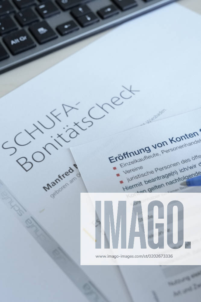 Symbolbild Schufa Eintrag und Bonitaet Symbolfoto und Themenbild des Schufa Bonitaetscheck und Schufa Eintrag zur Eroeffnung und Abschloss von Konto und Mietvertrag Koeln Nordrhein-Westfalen Deutschland