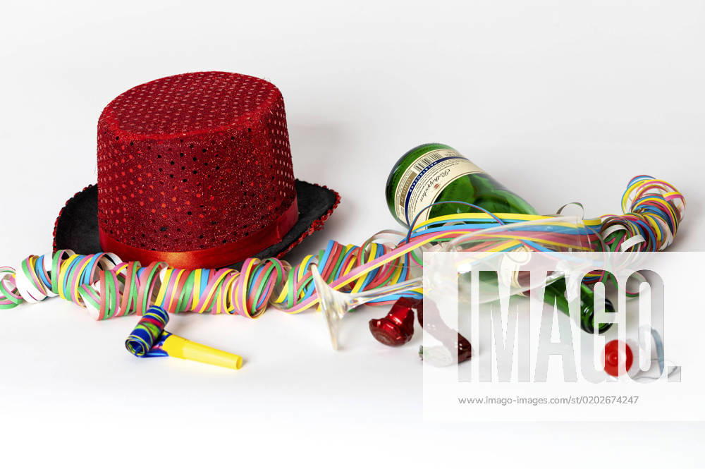 IMAGO Creative, Gesellschaft, Fasching Sektflasche, Sektglas, Luftschlange, Tröte und Partyhut- Karneval oder fünfte Jahreszeit bezeichnet man die Bräuche, mit denen die Zeit vor der vierzigtägigen Fastenzeit ausgelassen gefeiert wird. Die Fastenzeit beginnt mit dem Aschermittwoch und dient der Vorbereitung auf das Osterfest. (Symbolfoto, Themenfoto)