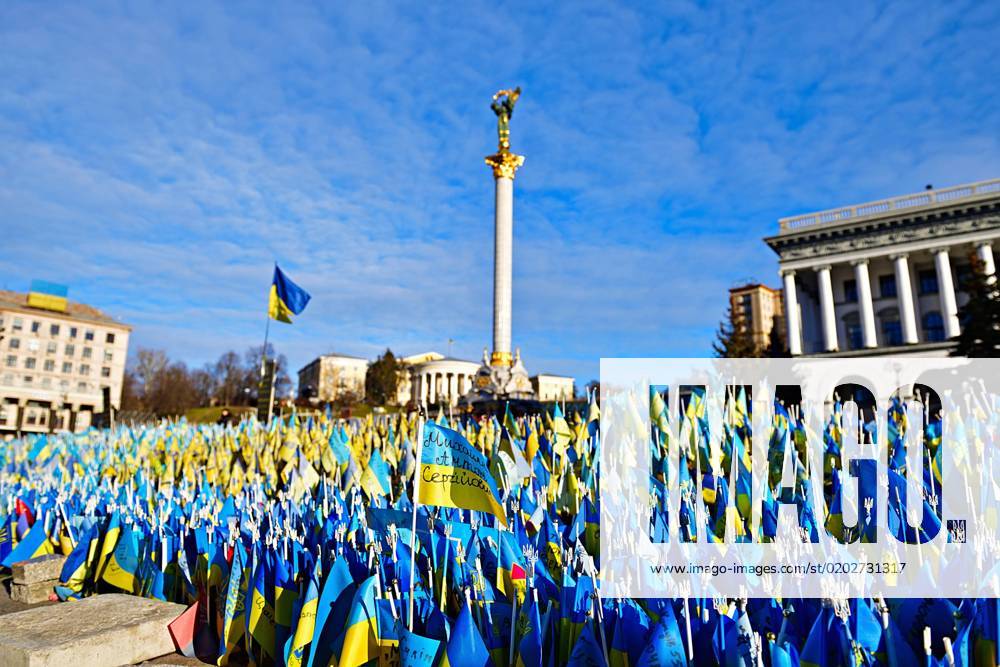 Ukrainischer Zusammenhalt Tausende kleiner Flaggen schmücken den Maidan Platz in Kiew. Kiew Maidan Oblast Kiev Ukraine