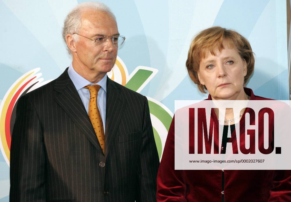 OK Präsident Franz Beckenbauer und Bundeskanzlerin Angela Merkel (CDU beide Deutschland) Fußball WM Herren Vorschau Weltmeisterschaft 2006 Gruppe Berlin