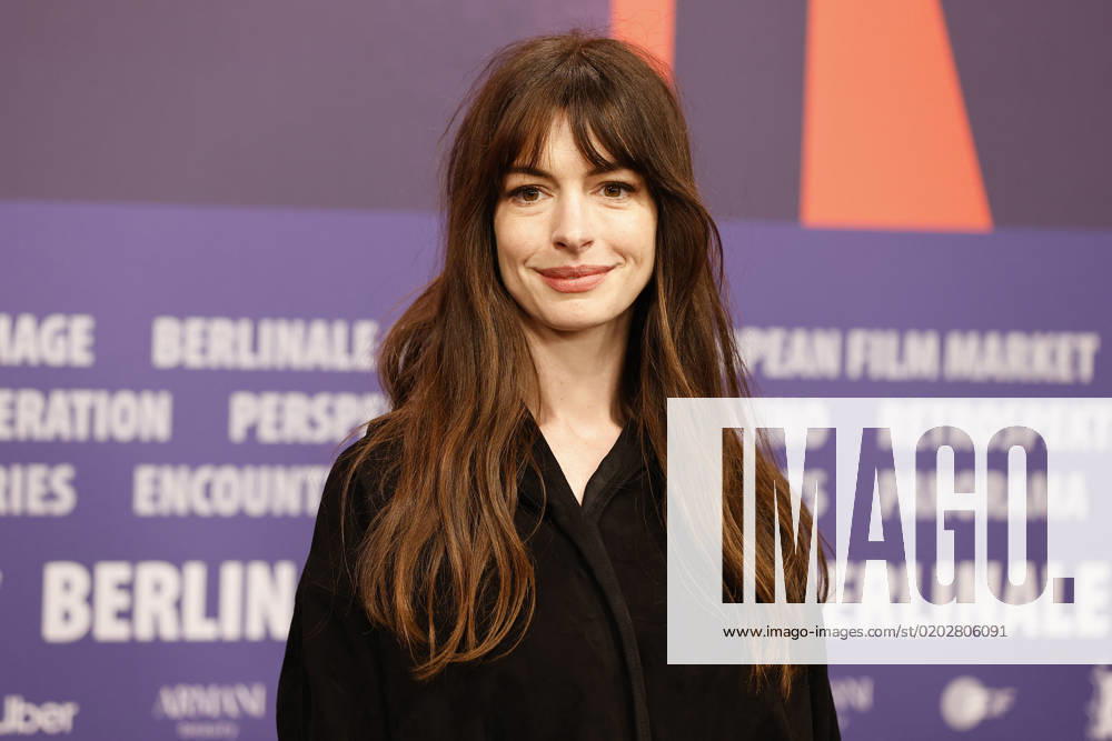 Anne Hathaway bei der Pressekonferenz zum Film She Came To Me im Rahmen der 73. Berlinale International Film Festival am 16.02.2023 in Berlin Berlinale 2023- She Came To Me - Photo Call & PK