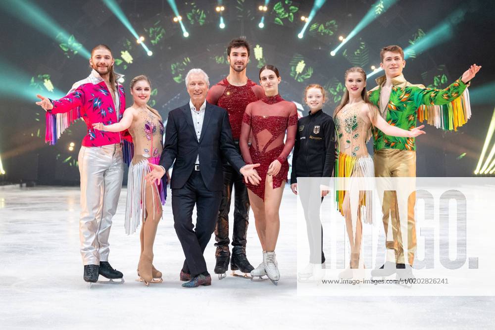 V.l. Alexay Rogonov, Alina Solovyeva, Norbert Schramm, Ehemaliger deutscher Eiskunstläufer, Guillaume Cizeron (Olympiasieger 2022 im Eistanz), Gabriella Papadakis (Olympiasiegerin 2022 im Eistanz), Sophia Erhardt (Deutsche Eislauf-Union, Nachwuchstalent), Angelina Avdaseva, Evgenii Kostarev, Holiday on Ice, A New Day, 16.2.2023 Muenchen Bayern Deutschland
