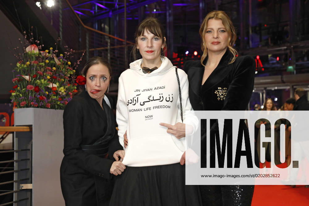 Anna Thalbach, Meret Becker und Jördis Triebel bei der Festivaleröffnung und der Premiere des Kinofilms She Came to Me auf der Berlinale 2023 73. Internationale Filmfestspiele Berlin im Berlinale Palast. Berlin