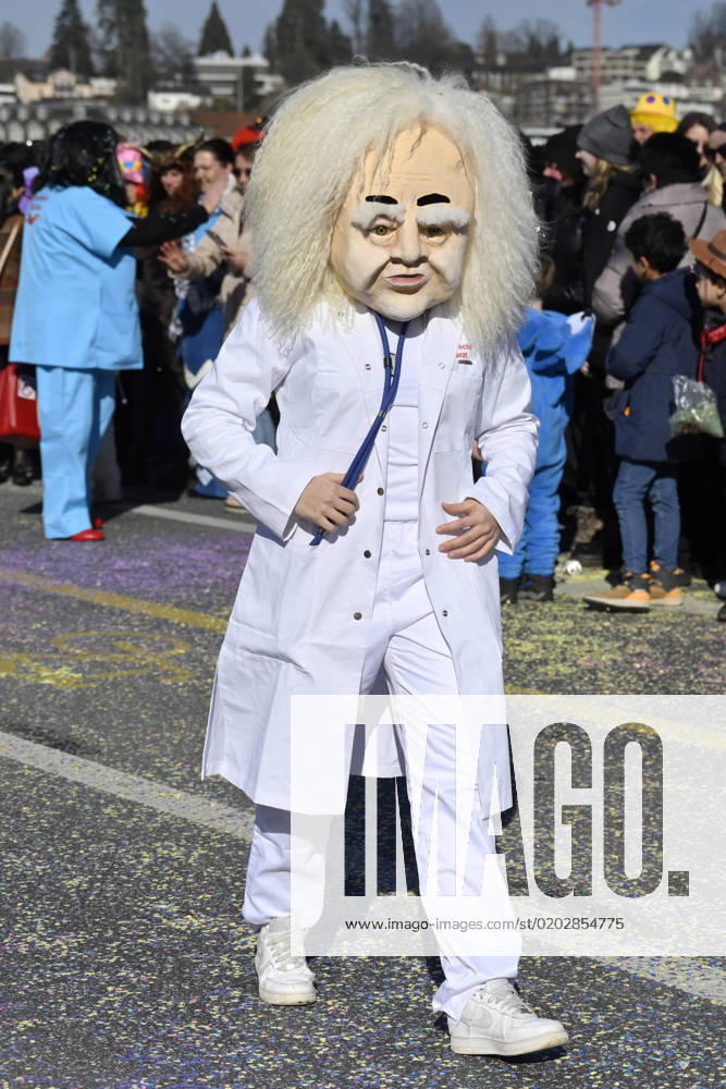 IMAGO Creative, Gesellschaft, Fasching Fasnächtler verkleidet Doktor, Luzern, Schweiz