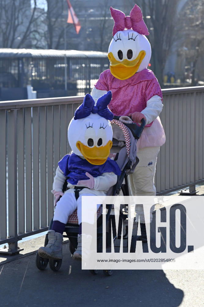 IMAGO Creative, Gesellschaft, Fasching Fasnächtler verkleidet als Dortel Duck, Luzern, Schweiz