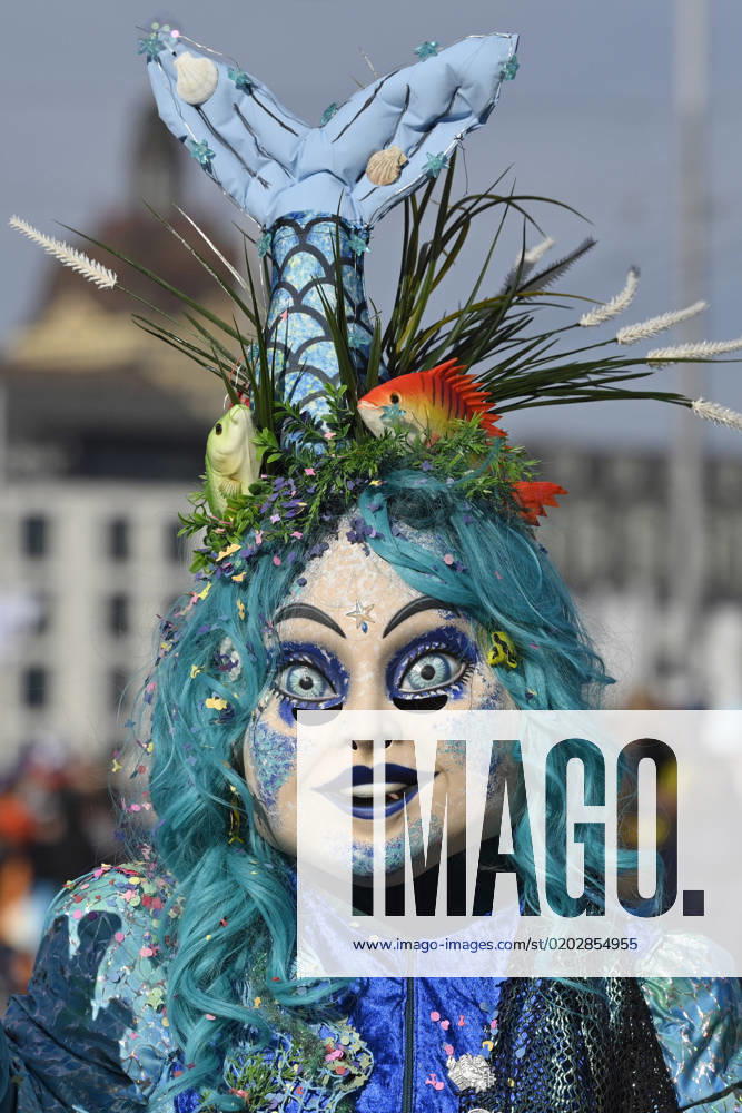 IMAGO Creative, Gesellschaft, Fasching Fasnächtler verkleidet als Meerjungfrau, Luzern, Schweiz