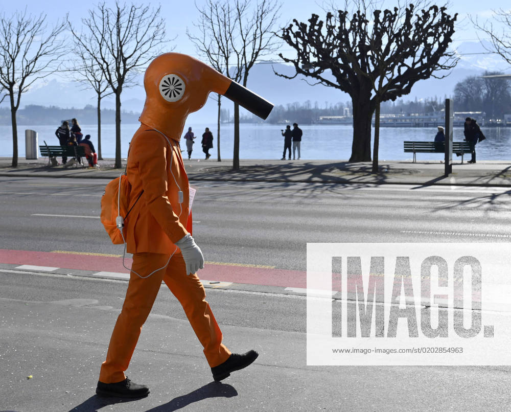 IMAGO Creative, Gesellschaft, Fasching Fasnächtler verkleidet als Haarföhn, Luzern, Schweiz