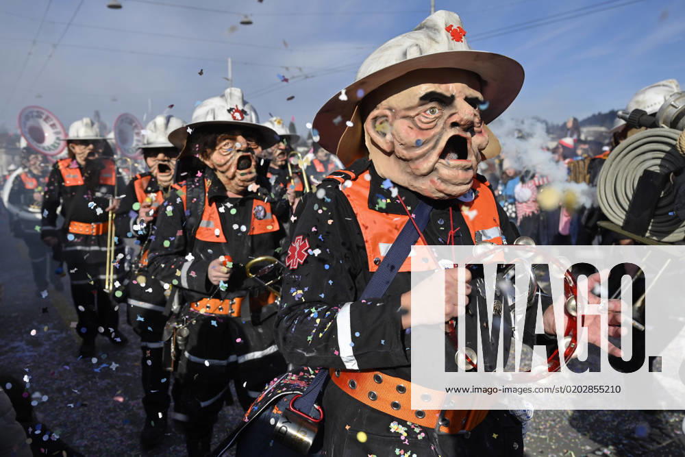 IMAGO Creative, Gesellschaft, Fasching Guggenmusik als Feuerwehr verkleidet, Luzern, Schweiz