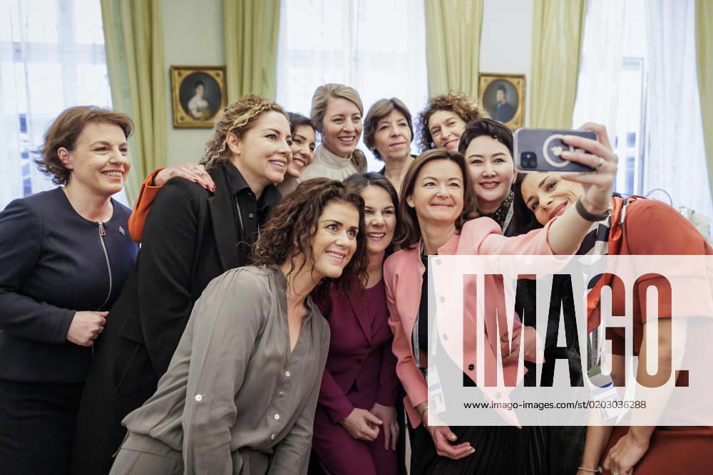(v.l.n.r. hintere Reihe) Donika GâˆöÂ rvalla-Schwarz, Aussenministerin von Kosovo, Olta Xhacka, Aussenministerin von Albanien, Hadja Lahbib, Aussenministerin von Belgien, Melanie Joly, Aussenministerin von Kanada, Catherine Colonna, Aussenministerin von Frankreich, Maria Ubach Font, Aussenministerin von Andorra, (v.l.n.r. vordere Reihe) Thordis Kolbrun Reykfjord Gylfadottir, Aussenministerin von Island, Annalena Baerbock (Buendnis 90 Die Gruenen), Bundesaussenministerin, Tanja Fajon, Aussenministerin von Slowenien, Batmunkh Battsetseg, Aussenministerin der Mongolei, und Dominique Hasler, Aussenministerin von Liechtenstein, aufgenommen im Rahmen eines Treffens der Auâˆöüenministerinnen in Muenchen. Muenchen, 18.02.2023. Muenchen Deutschlan