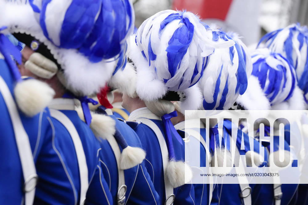 IMAGO Creative, Gesellschaft, Fasching Koelner Karneval, Traditionelles Funkenbiwak der Roten Funken auf dem Neumarkt Das Trditionskorps der Blauen Funken ist traditionell Gast beim Funkenbiwak 2023 auf dem Neumarkt in Koeln Koeln Nordrhein-Westfalen Deutschland