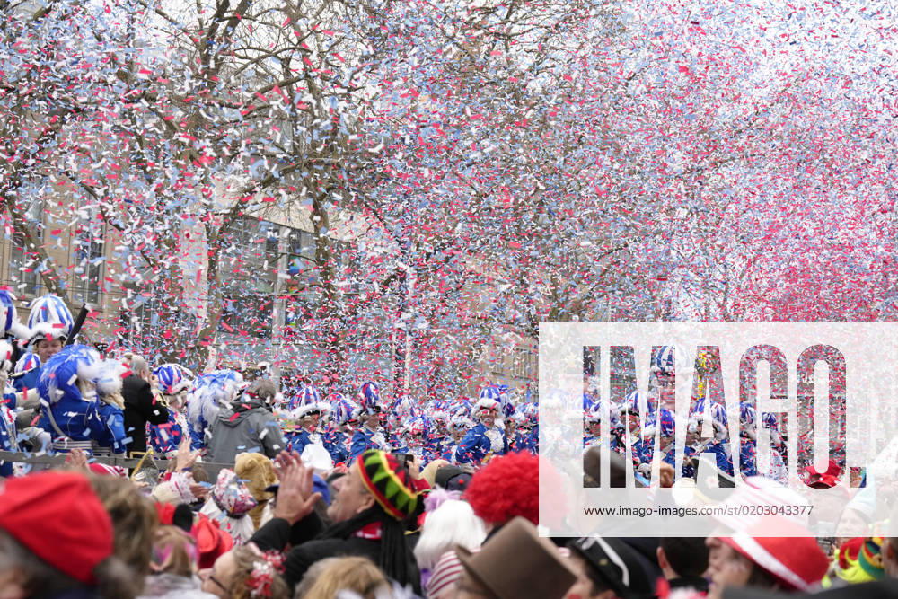 IMAGO Creative, Gesellschaft, Fasching Koelner Karneval, Traditionelles Funkenbiwak der Roten Funken auf dem Neumarkt Tanzende und feiernde Jecken auf dem Koelner Neumarkt beim Funkenbiwak 2023 der roten Funken von 1823 in Koeln Koeln Nordrhein-Westfalen Deutschland