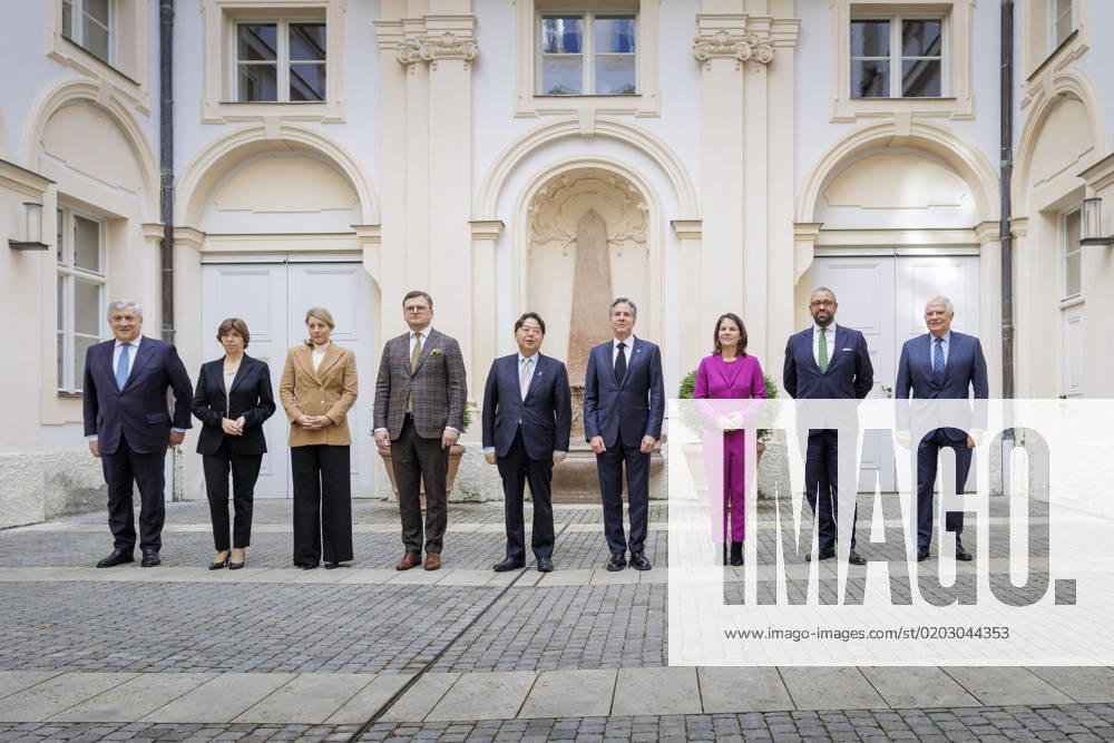 Familienfoto mit (v.l.n.r.) Antonio Tajani, Aussenminister von Italien, Catherine Colonna, Aussenministerin von Frankreich, Melanie Joly, Aussenministerin von Kanada, Dmytro Kuleba, Aussenminister der Ukraine, Yoshimasa Hayashi, Aussenminister von Japan, Antony Blinken, Aussenminister der Vereinigten Staaten von Amerika, Annalena Baerbock (Buendnis 90 Die Gruenen), Bundesaussenministerin, James Cleverly, Britischer Aussenminister, und Josep Borrell, Hoher Vertreter der EU fuer Aussen- und Sicherheitspolitik, aufgenommen im Rahmen eines Treffen der Aussenministerinnen und Aussenminister der G7-Staaten im Palais Holnstein in Muenchen, 18.02.2023. Muenchen Deutschland