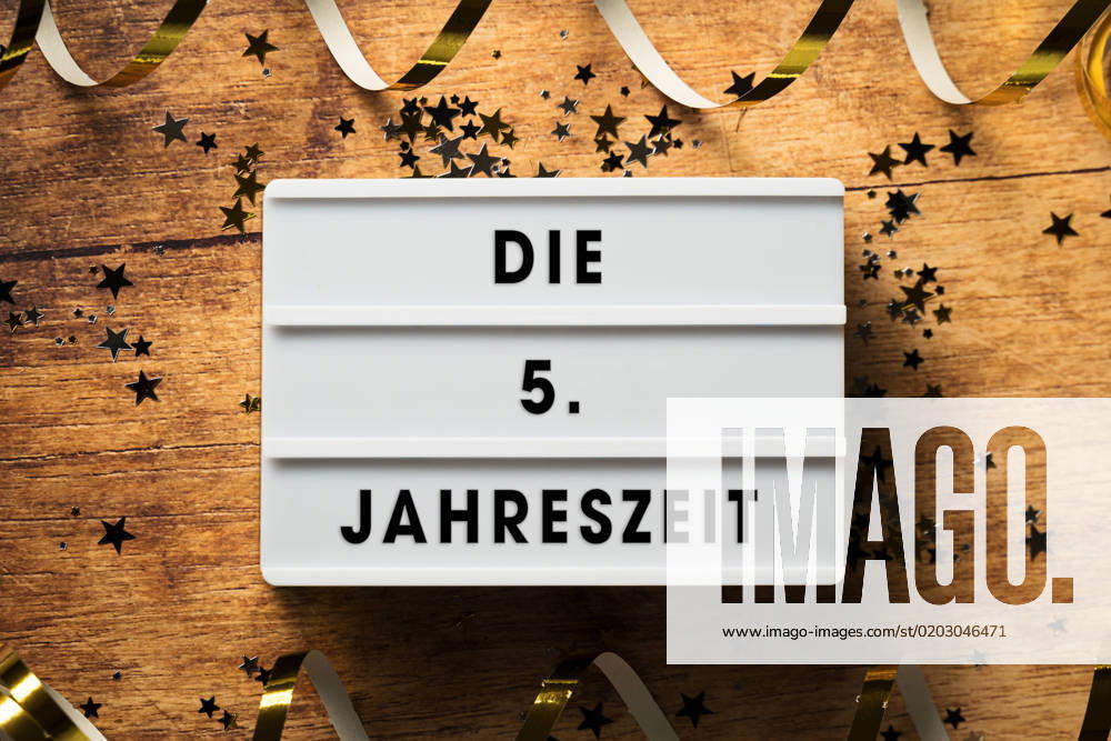 Fasching - die fünfte Jahreszeit. Girlande mit Lichtbox und aufschrift: Die 5. Jahreszeit FOTOMONTAGE