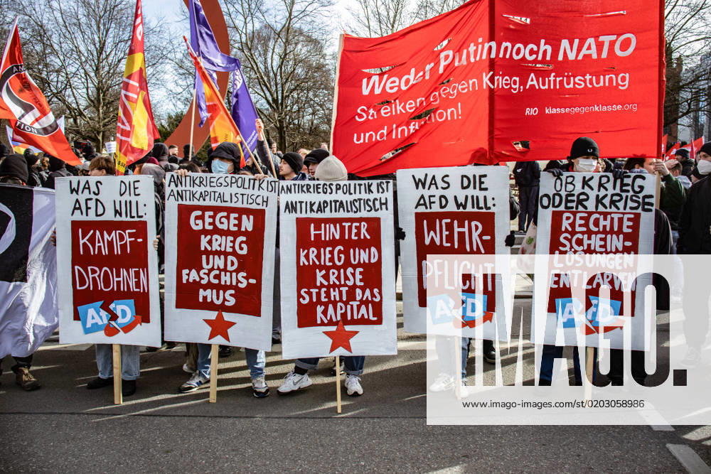 München: Antifa demonstriert gegen Compact und AfD-Kundgebung Am 18. Februar 2023 versammelten sich hunderte Menschen am Karl-Stützel-Platz in München, um gegen eine Kundgebung der Alternative für Deutschland und Compact Magazin anlässlich der Sicherheitskonferenz zu demonstrieren. Es kam zu Rangeleien zwischen Polizei und Antifas. ++ On February 18, 2023, hundreds of people gathered at Karl-Stützel-Platz in Munich, Germany to demonstrate against a rally by the AfD and Compact Magazin on the occasion of the security conference. There were some scraps between police and Antifas. München Bayern Deutschland