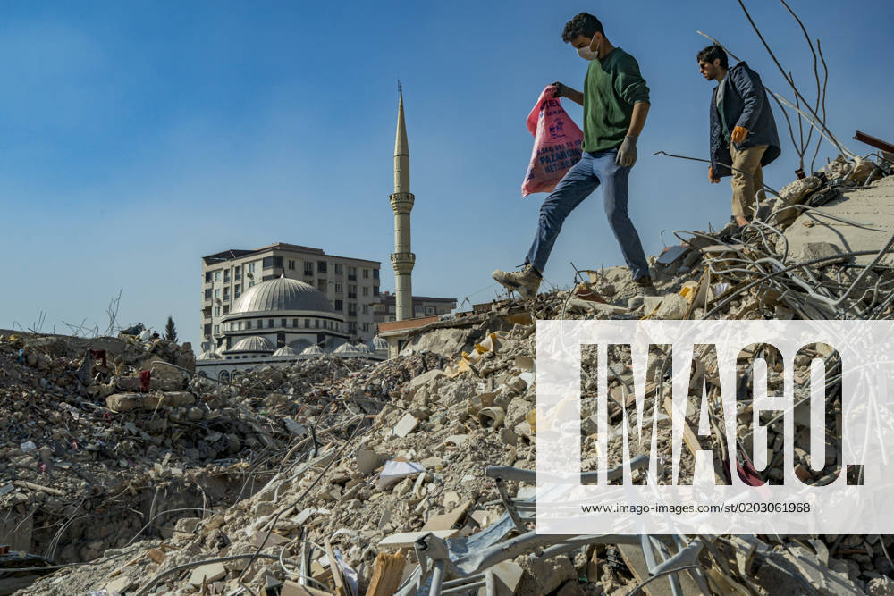 A couple of youths of Kahramanmarash city look for their belongings in the debrish of their homes destroyed by a violent earthquake in southern Turkey. Kahramanmarash Turkey - ZUMAa131 20230218_zap_a131_002