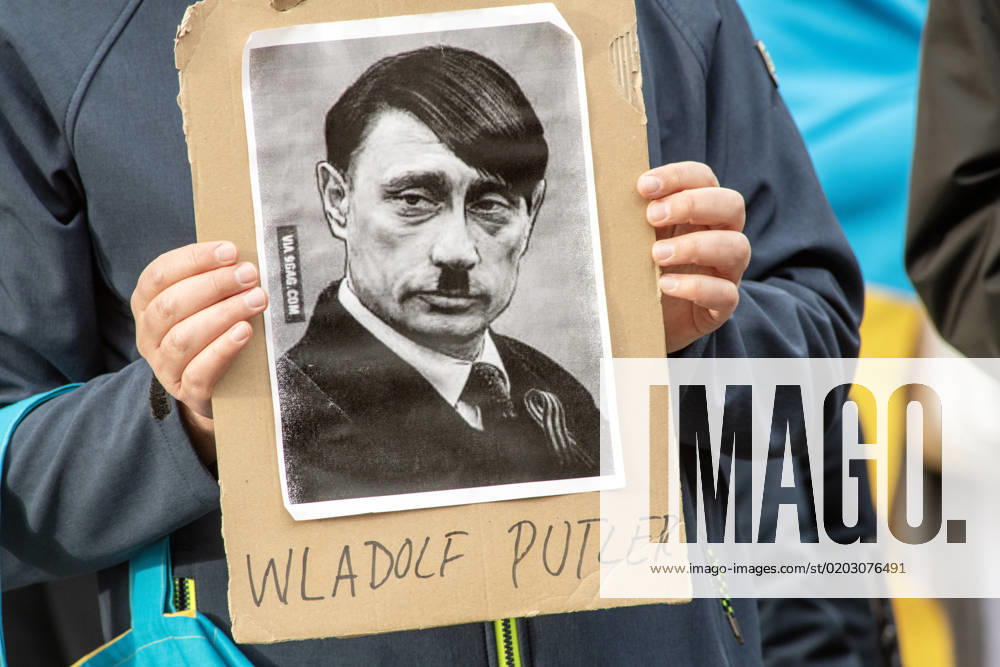Wladolf Putler, Plakat zeigt Putin als Hitler, Pro-Ukraine-Demo am Odeonsplatz, München, 18.02.2023 Deutschland, München, 18. Februar 2023, Wladolf Putler, Demonstrant hält Schild mit Putin als Hitler, Pro-Ukraine-Demo am Odeonsplatz, veranstaltet vom Bündnis Ukrainer in München , Kundgebung, Demonstration anlässlich der 59. Münchner Sicherheitskonferenz, Münchner Innenstadt, Samstag ab 14 Uhr, Siko vom 17.-19. Februar, Bayern,