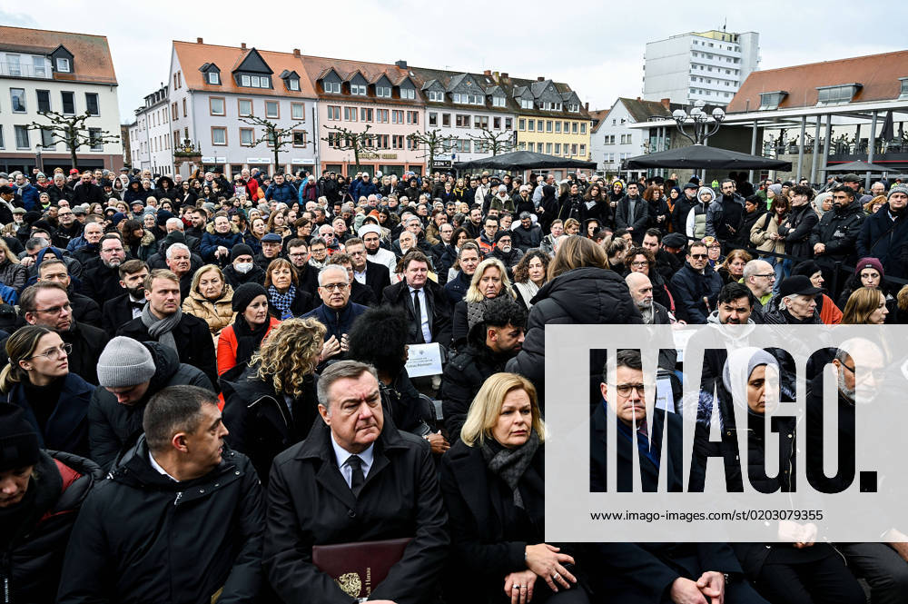 Lokal Hanau Jahrestag 19 Februar Gedenkveranstaltung v.l. Claus Kaminsky (Oberbürgermeister Hanau), Bundesinnenministerin Nancy Faeser, Ministerpräsident Boris Rhein, Hanau Hessen Deutschland (DEU) Marktplatz