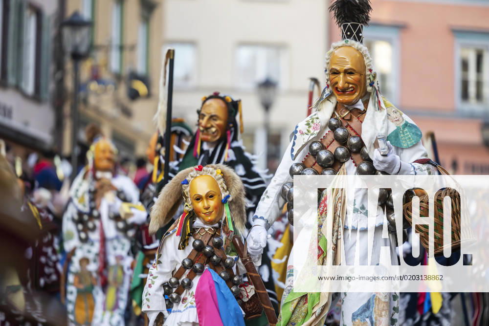IMAGO Creative, Gesellschaft, Fasching Höhepunkt der schwäbisch-alemannischen Fasnet ist der Narrensprung in Rottweil. Rund 4000 Narren sprangen durch das historische Schwarze Tor. Mitmachen dürfen nur Narren mit dem zertifizierten Original Rottweiler Narrenkleid. 20.02.2023: Rottweil, Schwarzwald, Baden-Württemberg, Deutschland, Europa