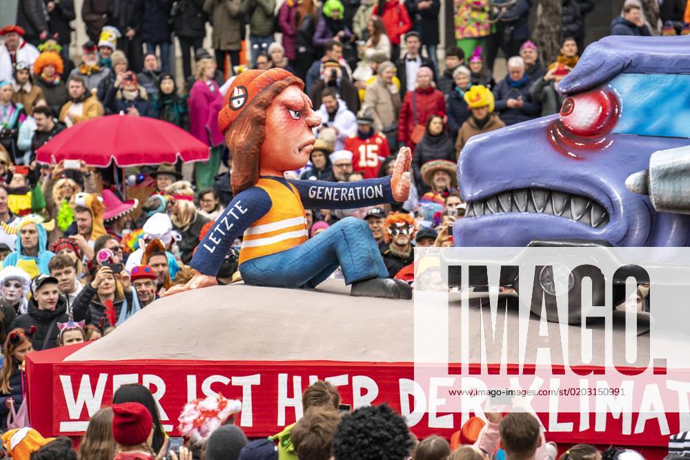 IMAGO Creative, Gesellschaft, Fasching Rosenmontagszug in Düsseldorf, Strassenkarneval, Motivwagen im Karneval, von Wagenbauer Jacques Tilly, Klimaaktivisten der Letzten Generation blockieren einen qualmenden LKW mit Braunkohle aus Garzweiler, Rosenmontagszug Tilly Wagen