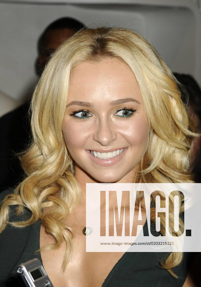 NEW YORK, NY - SEPTEMBER 08: Hayden Panettiere_Michelle Trachtenberg at the celebration during Fashion s Night Out at Stuart Weitzman. on September 8, 2011 in New York City...People: Hayden Panettiere Manhattan United States Of America - ZUMAs214 20110908_zba_s214_024