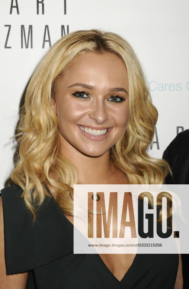NEW YORK, NY - SEPTEMBER 08: Hayden Panettiere_Michelle Trachtenberg at the celebration during Fashion s Night Out at Stuart Weitzman. on September 8, 2011 in New York City...People: Hayden Panettiere Manhattan United States Of America - ZUMAs214 20110908_zba_s214_028